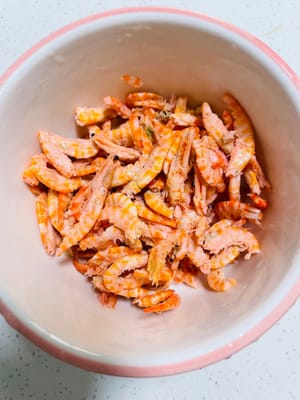 Rendam udang kering dalam air selama satu jam, lalu peras airnya dan sisihkan.