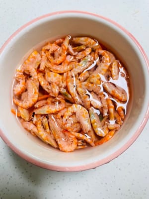 Soak dried shrimps in water for an hour, then squeeze out the water and set aside.