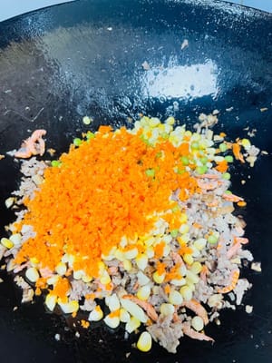1. Grease a wok with oil, add the ground pork, and simmer over low heat, covered, until the pork is cooked through to prevent it from sticking.
2. Stir-fry the pork until golden brown. Add the chopped garlic (or onion) and sauté until fragrant. Remove the garlic or onion.
3. Pour a spoonful of cooking wine along the edge of the wok and stir-fry. Add the diced shiitake mushrooms and dried shrimp and stir-fry briefly. Then add the diced carrots, green beans, and corn and stir-fry until combined. (I used to just use glutinous rice, minced pork, and shiitake mushrooms, and it was delicious. Adding the diced vegetables gives it a richer texture, but it's less sticky.)