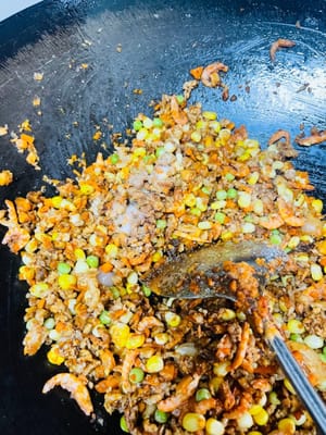 Tambahkan 10-15 gram gula pasir (jika kurang suka manis, bisa ditambah 10 gram), dua sendok kecap asin, dua sendok saus tiram, satu sendok kecap asin, dan satu sendok bubuk lima rempah. Aduk rata dan cicipi. Jika kurang asin, tambahkan sedikit garam secukupnya.