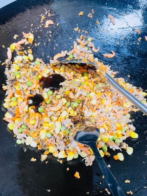 Add 10-15 grams of sugar (if you don't like sweet, you can add 10 grams), two spoons of light soy sauce, two spoons of oyster sauce, one spoon of dark soy sauce, and one spoon of five-spice powder. Stir-fry evenly and taste. If it is not salty enough, add a little salt to taste.