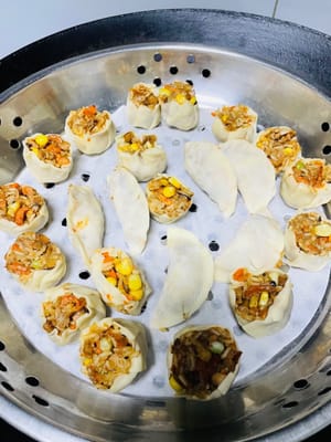 Kukus dalam air mendidih selama 8-10 menit. Tunggu 3 menit setelah mengukus sebelum membuka tutupnya. Saya mengukus dua porsi dan menghabiskan 5 porsi sekaligus...
Saya terlalu banyak memasukkan kacang hijau dan biji jagung ke dasar panci. Saya mengambil beberapa dan membungkusnya seperti pangsit agar tidak terbuang.
Bisa disimpan di lemari es selama 2 hari dan dibekukan selama 1 bulan. Didihkan dan panaskan kembali sebelum disajikan.