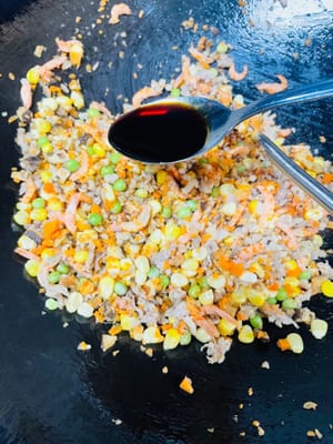 Add 10-15 grams of sugar (if you don't like sweet, you can add 10 grams), two spoons of light soy sauce, two spoons of oyster sauce, one spoon of dark soy sauce, and one spoon of five-spice powder. Stir-fry evenly and taste. If it is not salty enough, add a little salt to taste.