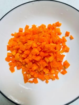 Langkah-langkah pengolahan wortel: Kupas kulitnya terlebih dahulu, lalu potong kecil-kecil untuk digunakan kemudian; jika Anda merasa kesulitan untuk memotongnya, Anda dapat langsung menggunakan blender untuk menghaluskannya menjadi potongan-potongan kecil.