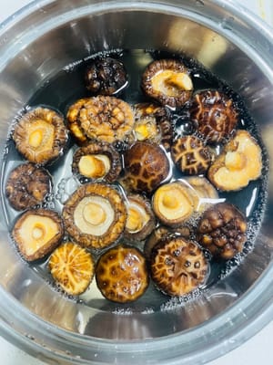 Cuci jamur dan rendam semalaman, simpan air rendamannya.