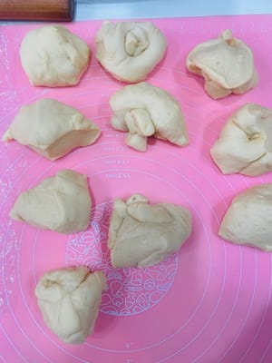 Letakkan adonan yang sudah mengembang di atas permukaan kerja, bagi menjadi 15 bagian kecil masing-masing sekitar 50 gram, bentuk menjadi bola-bola, tutup dengan bungkus plastik dan diamkan selama 15 menit.