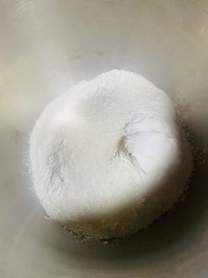 Tuang ragi kering, susu bubuk, tepung terigu bergluten tinggi, garam, dan gula pasir ke dalam mangkuk pencampur sekaligus, lalu aduk rata.