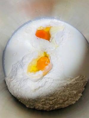 Tambahkan cairan telur dan susu, lalu masukkan ke dalam mangkuk pengaduk.