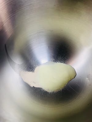 Tuang ragi kering, susu bubuk, tepung terigu bergluten tinggi, garam, dan gula pasir ke dalam mangkuk pencampur sekaligus, lalu aduk rata.