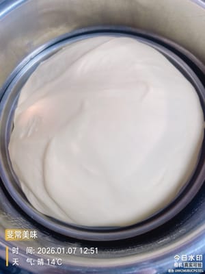 Letakkan adonan yang sudah diuleni di tempat dengan suhu sekitar 30°C, tutup dengan plastik wrap agar tetap lembap, dan biarkan mengembang hingga ukurannya dua kali lipat. Adonan sudah matang jika tidak kembali ke bentuk semula saat ditekan.

Membuat roti di cuaca 12°C, bagian tersulit bukanlah menguleni, tetapi mengaktifkan ragi (fermentasi) – ragi lebih sensitif terhadap dingin daripada saya! 😄