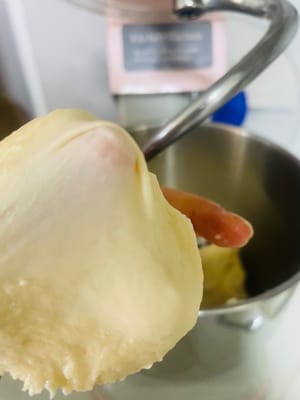 Uleni hingga mencapai tahap membran 80%, yang berarti adonan dapat diregangkan menjadi lapisan tipis tetapi tidak hancur berkeping-keping.