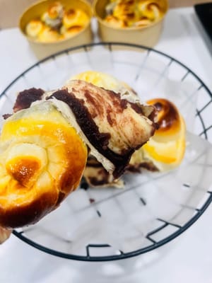 Saya memanggangnya di oven konvensional pada suhu 170°C (340°F) selama 12 menit untuk tekstur rendah kalori. Untuk tekstur yang lebih lembut dan empuk, panggang pada suhu 160°C (320°F) selama 13 menit. Saya biasanya meletakkannya di rak bawah oven agar bagian bawahnya matang sempurna sementara bagian atasnya tidak terlalu gosong. Sesuaikan waktu sesuai dengan karakteristik oven Anda untuk menghindari gosong, atau bebek lezat Anda akan hilang!