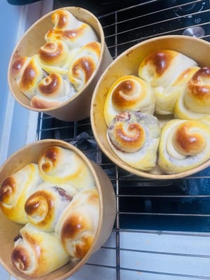 Saya memanggangnya di oven konvensional pada suhu 170°C (340°F) selama 12 menit untuk tekstur rendah kalori. Untuk tekstur yang lebih lembut dan empuk, panggang pada suhu 160°C (320°F) selama 13 menit. Saya biasanya meletakkannya di rak bawah oven agar bagian bawahnya matang sempurna sementara bagian atasnya tidak terlalu gosong. Sesuaikan waktu sesuai dengan karakteristik oven Anda untuk menghindari gosong, atau bebek lezat Anda akan hilang!