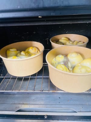 Masukkan adonan roti yang sudah dibentuk ke dalam cetakan favorit Anda (saya menggunakan cetakan kue bundar tahan suhu tinggi, yang dapat menampung 5 buah), dan masukkan ke dalam oven untuk proses pengembangannya yang kedua pada suhu 35°C hingga ukurannya menjadi 1,5 kali ukuran semula. Ingatlah untuk meletakkan semangkuk air panas di dalam oven agar tetap lembap.