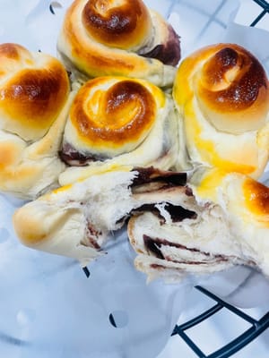 Saya memanggangnya di oven konvensional pada suhu 170°C (340°F) selama 12 menit untuk tekstur rendah kalori. Untuk tekstur yang lebih lembut dan empuk, panggang pada suhu 160°C (320°F) selama 13 menit. Saya biasanya meletakkannya di rak bawah oven agar bagian bawahnya matang sempurna sementara bagian atasnya tidak terlalu gosong. Sesuaikan waktu sesuai dengan karakteristik oven Anda untuk menghindari gosong, atau bebek lezat Anda akan hilang!