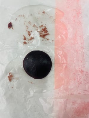 Bagi isian pasta kacang merah menjadi beberapa bagian kecil sesuai dengan jumlah bola adonan. Bentuk menjadi bola-bola, tutupi dengan kertas roti, dan pipihkan menjadi lembaran tipis dengan ukuran yang hampir sama dengan adonan roti. Sisihkan.