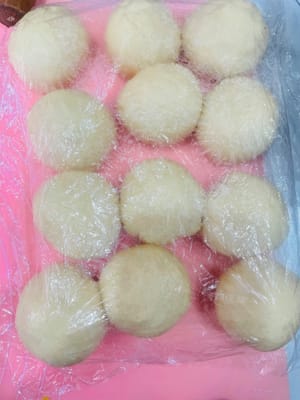 Letakkan adonan yang sudah mengembang di atas permukaan kerja, bagi menjadi 15 bagian kecil masing-masing sekitar 50 gram, bentuk menjadi bola-bola, tutup dengan bungkus plastik dan diamkan selama 15 menit.