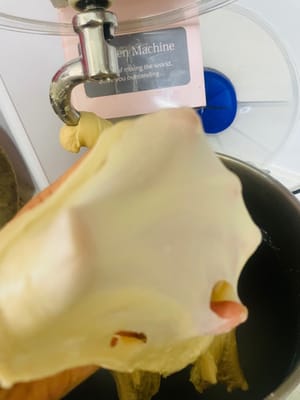 Tambahkan mentega yang sudah dilunakkan dan uleni hingga adonan dapat diregangkan menjadi membran tipis dan tembus cahaya (membran sempurna). Jika menguleni dengan tangan, gunakan metode melipat dan metode rendaman air. Pengingat penting: Suhu adonan tidak boleh melebihi 23°C setelah dikeluarkan dari mangkuk pengaduk. Jika terlalu panas, gunakan susu dingin, dan Anda juga dapat mengikat kantong pendingin di sekitar mangkuk pengaduk untuk mencegah adonan mengalami 