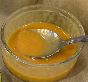 烤茄子的同時，將味噌醬、蛋黃、糖、味醂和料酒混合攪拌至順滑