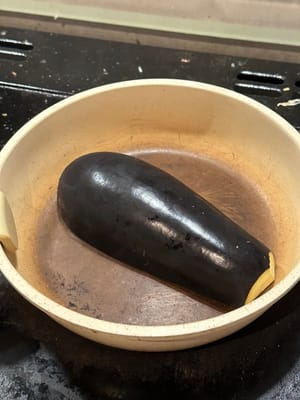 在平底鍋中，用橄欖油以小火將茄子煎至軟