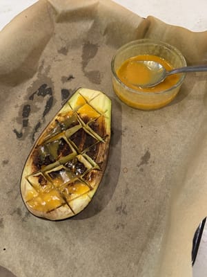 茄子變軟後，將其轉移到焗盤上，均勻地塗上味噌醬