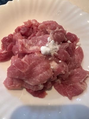 จากนั้นหมักด้วยส่วนผสมที่ระบุไว้ ผสมให้เข้ากันจนเนื้อเริ่มเหนียว พักไว้