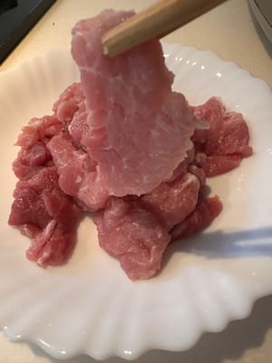 เริ่มจากหั่นเนื้อหมูเป็นชิ้นบางๆ