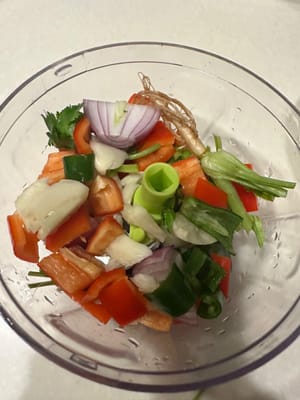 เตรียมส่วนผสมของซอสและปั่นให้เป็นชิ้นเล็กๆ จากนั้นเติมเครื่องปรุงรสที่เป็นของเหลวลงไปหลังจากปั่นเสร็จแล้ว