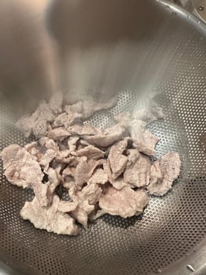 เช่นเดียวกัน ล้างด้วยน้ำเย็น สะเด็ดน้ำ แล้วพักไว้กับน้ำแข็งจนกว่าเนื้อจะเย็นสนิท