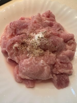 จากนั้นหมักด้วยส่วนผสมที่ระบุไว้ ผสมให้เข้ากันจนเนื้อเริ่มเหนียว พักไว้