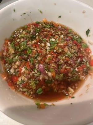 เตรียมส่วนผสมของซอสและปั่นให้เป็นชิ้นเล็กๆ จากนั้นเติมเครื่องปรุงรสที่เป็นของเหลวลงไปหลังจากปั่นเสร็จแล้ว