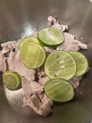 นำน้ำแข็งออกแล้วผสมกับมะนาวฝาน