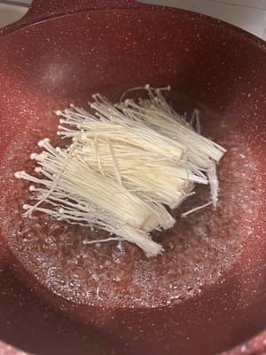 ลวกเห็ดเอโนกิในน้ำเดือดประมาณ 2 นาที