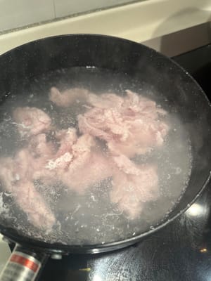 ในหม้อน้ำเดือดอีกใบหนึ่ง นำเนื้อไปต้มประมาณ 1.5-2 นาที หรือจนกว่าจะสุก