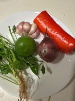 เตรียมส่วนผสมของซอสและปั่นให้เป็นชิ้นเล็กๆ จากนั้นเติมเครื่องปรุงรสที่เป็นของเหลวลงไปหลังจากปั่นเสร็จแล้ว