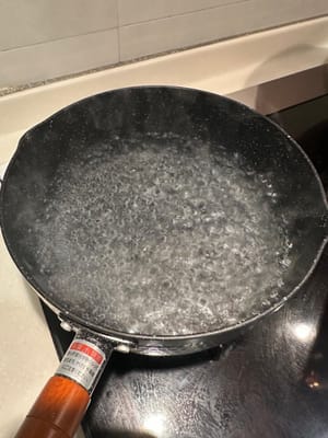 ในหม้อน้ำเดือดอีกใบหนึ่ง นำเนื้อไปต้มประมาณ 1.5-2 นาที หรือจนกว่าจะสุก