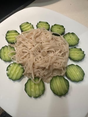 เริ่มโดยวางเห็ดเอโนกิไว้ด้านล่างสุด