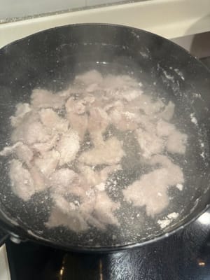 ในหม้อน้ำเดือดอีกใบหนึ่ง นำเนื้อไปต้มประมาณ 1.5-2 นาที หรือจนกว่าจะสุก