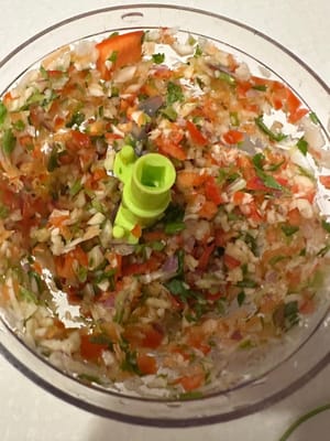 เตรียมส่วนผสมของซอสและปั่นให้เป็นชิ้นเล็กๆ จากนั้นเติมเครื่องปรุงรสที่เป็นของเหลวลงไปหลังจากปั่นเสร็จแล้ว