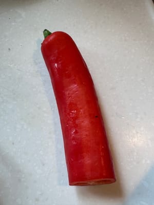 พริกแดงครึ่งเม็ด