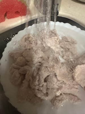 เช่นเดียวกัน ล้างด้วยน้ำเย็น สะเด็ดน้ำ แล้วพักไว้กับน้ำแข็งจนกว่าเนื้อจะเย็นสนิท