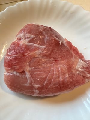 เริ่มจากหั่นเนื้อหมูเป็นชิ้นบางๆ