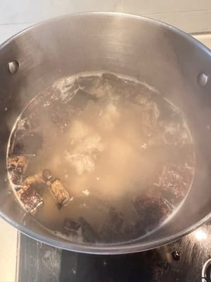 First, add the Eurycoma longifolia, Eucommia ulmoides and ginger slices into the pot. After the water boils, remove the foam. Cook over medium heat for 3 hours. Turn off the heat.