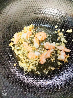 Verter los camarones preparados y saltear hasta que cambien de color.