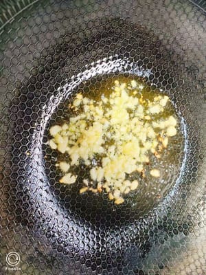 Calentar el aceite en otra sartén, añadir el ajo picado y freír hasta que esté fragante.