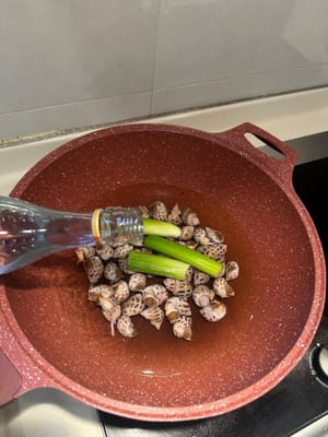 ลวกกับต้นหอมและเหล้าข้าวประมาณ 2 นาทีหลังจากเดือด