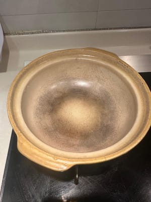 ในหม้อดินเผาที่ตั้งไฟแล้ว ใส่น้ำมันเล็กน้อย ผัดกระเทียมสับ ขิงสับ และหัวหอมจนมีกลิ่นหอม