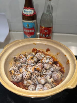 จากนั้นใส่หอยทะเลลงไปและปรุงรสด้วยเครื่องปรุงที่เหลือ ยกเว้นไวน์โรเซ่