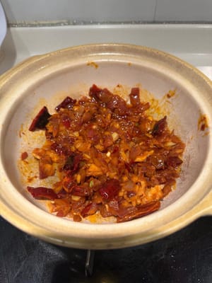 หลังจากนั้นใส่เต้าซี่ซอสและซอสชูโฮลงไป ผัดต่อไปเรื่อยๆ