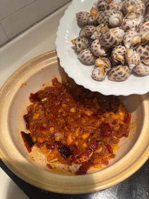 จากนั้นใส่หอยทะเลลงไปและปรุงรสด้วยเครื่องปรุงที่เหลือ ยกเว้นไวน์โรเซ่